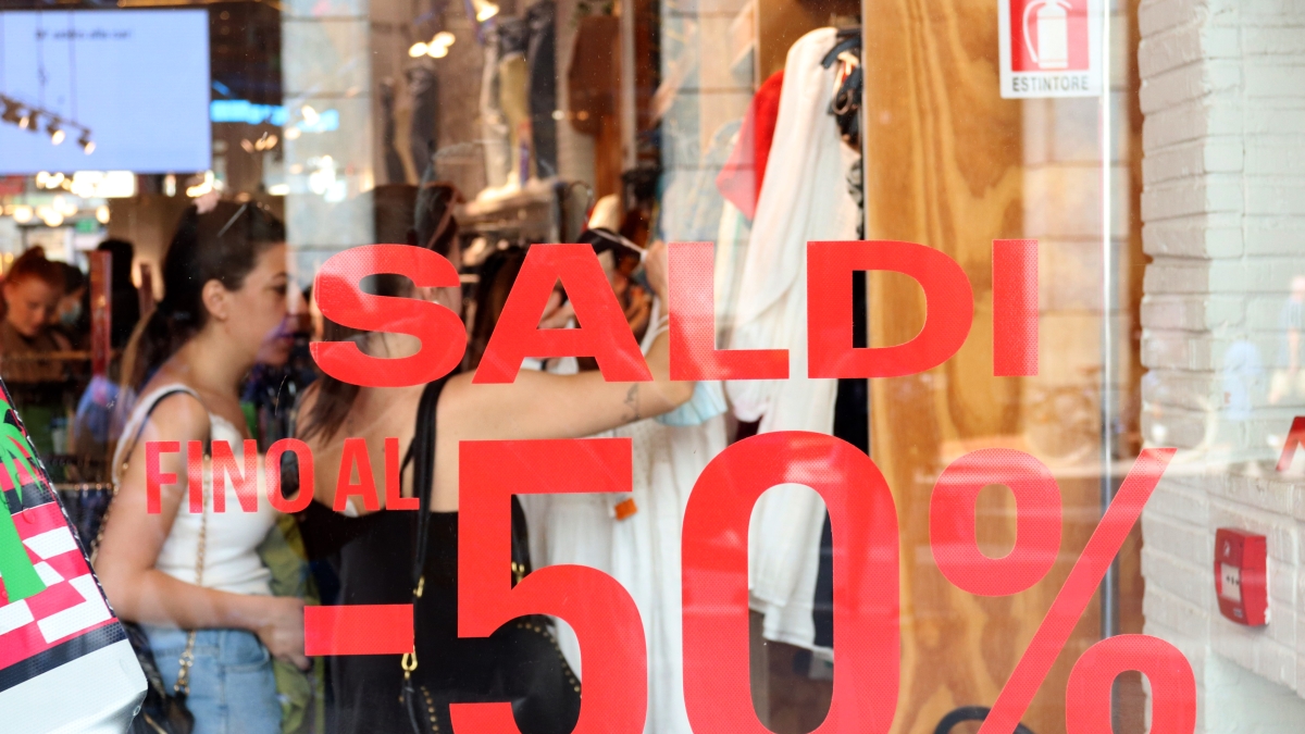 Milano, saldi al via tra le (solite) polemiche: «Devono iniziare sette giorni prima»