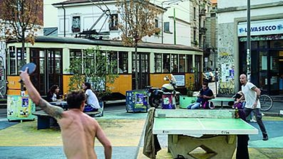 Uffici amministrativi anni 60 e le piazze tattiche (o mimetiche?)