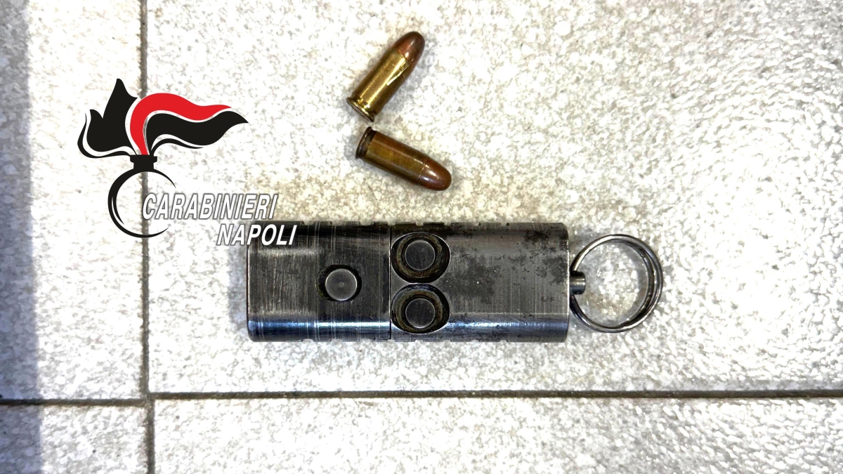 Giugliano, nascondeva un piccolo arsenale in casa. Sul comodino anche un portachiavi-pistola