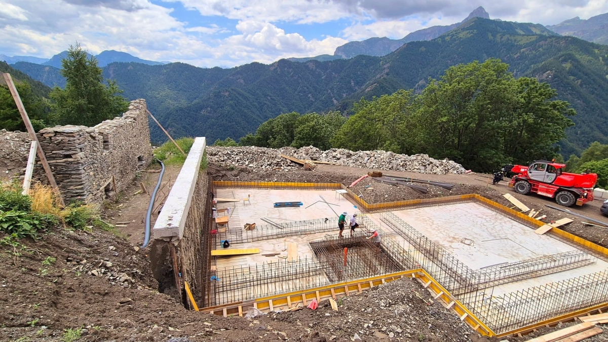 Il paesino di Elva: 80 abitanti e 20 milioni del Pnrr per 11 cantieri. E il sindaco dice: «I lavori nel nostro borgo sono un sogno che si realizza»