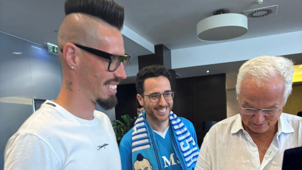 Marek Hamsik dà l'addio al calcio ma prima si esibisce in «'O surdato 'nnammurato». Targa del Comune di Napoli