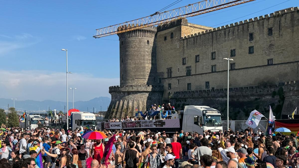 Napoli Pride, in migliaia al corteo aperto dalla madrina Gaia e dal sindaco Manfredi. Molti gli slogan pro Gaza e contro le bombe