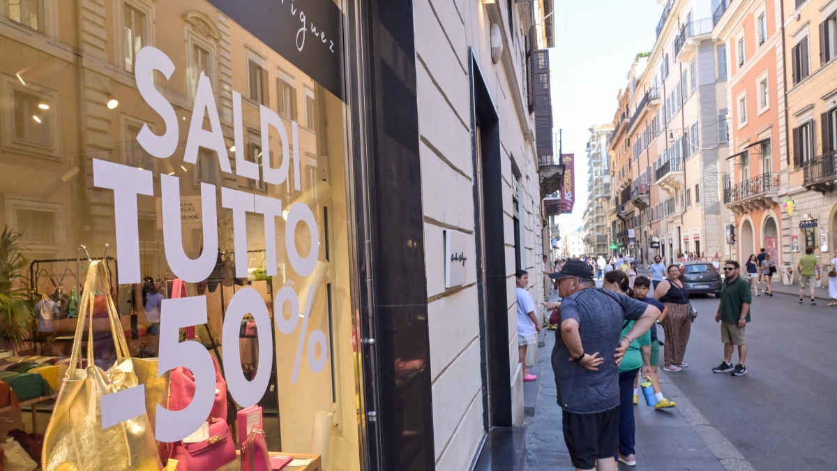 Saldi, partenza in salita: colpa del caldo e degli sconti anticipati online
