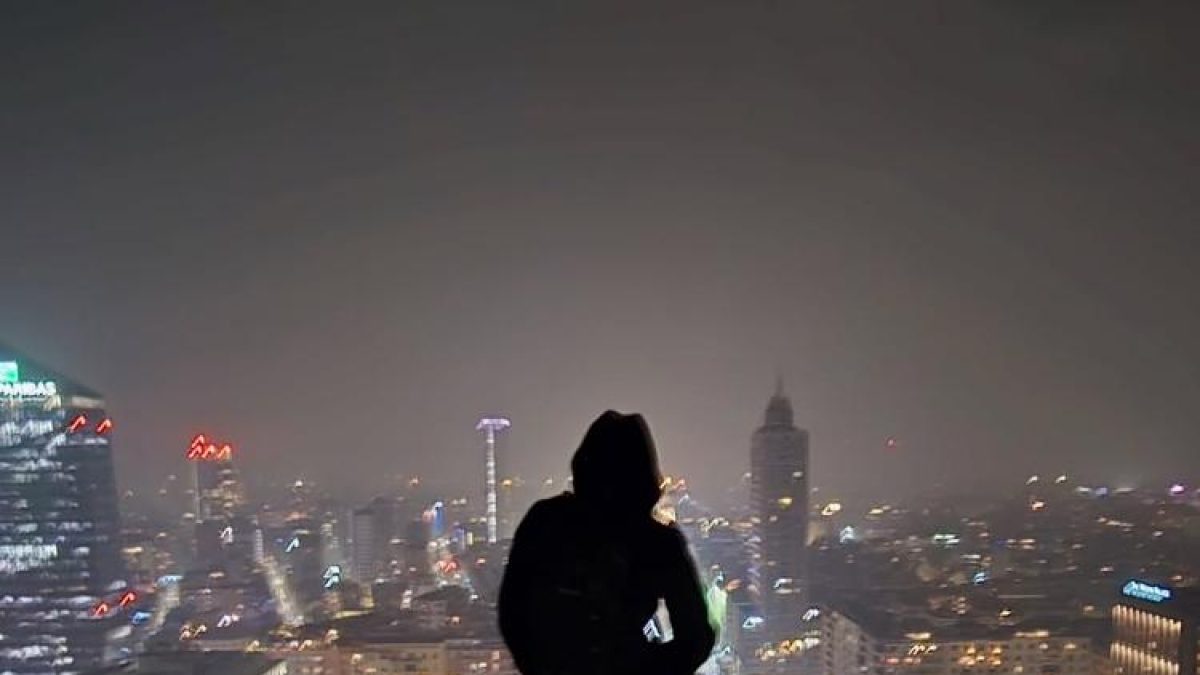 Milano, la moda dei baby acrobati in cima ai grattacieli. Dal Duomo in paracadute ai cornicioni di San Siro, rischiare la vita per un selfie