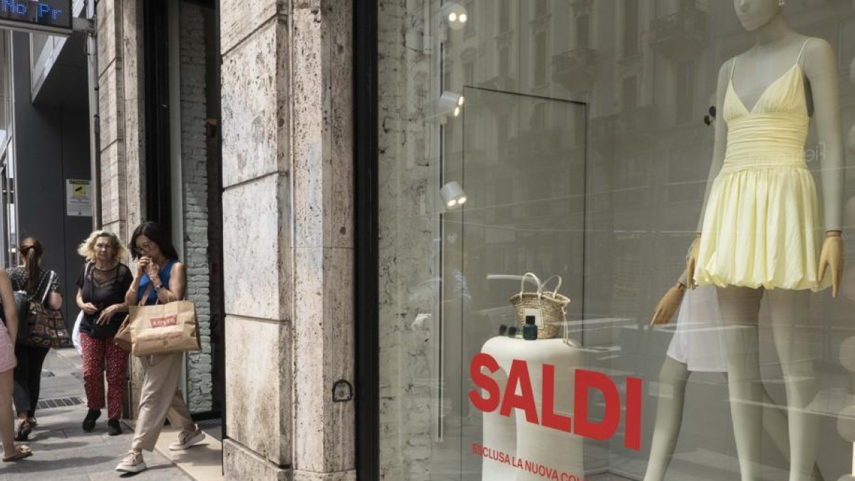 Saldi a rilento. La denuncia di Confcommercio: «Merce già scontata da giorni»