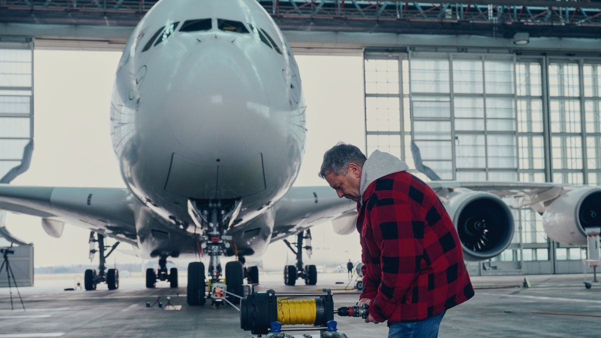 Il trapano da Guinness: è riuscito a trainare un Airbus A380 da 300 tonnellate
