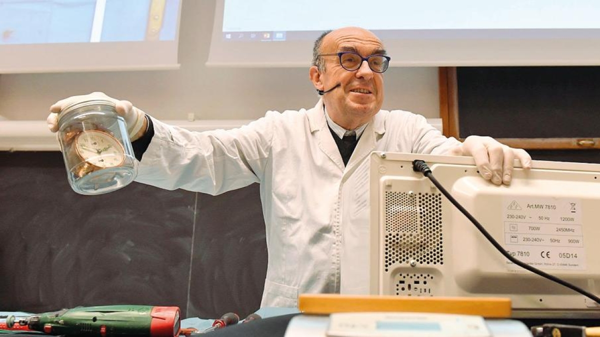 L'ingegnere che fa l'autopsia agli iPhone e alle lavatrici: «Svelo i segreti meccanici e sociali delle tecnologie»