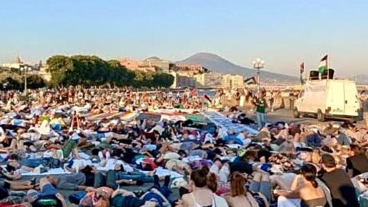 Palestina, flash mob alla Rotonda Diaz. Cgil e Uil: a Gaza in atto una strage. Corpi distesi a terra per ricordare le vittime