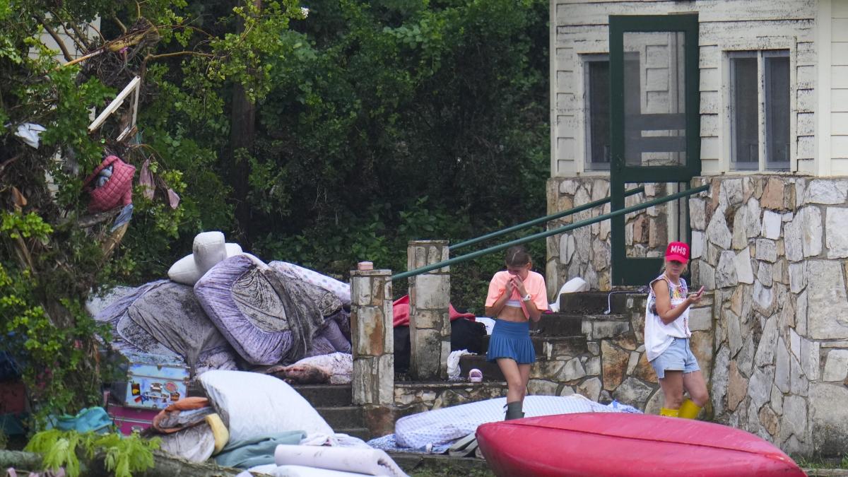 Texas, 11 bambine disperse e almeno 82 vittime: i genitori senza pace tra i detriti