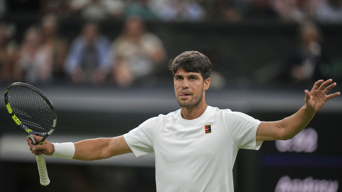 Wimbledon, Alcaraz vola ai quarti: Rublev lo spaventa, poi Carlos rimonta con un super servizio (22 ace)