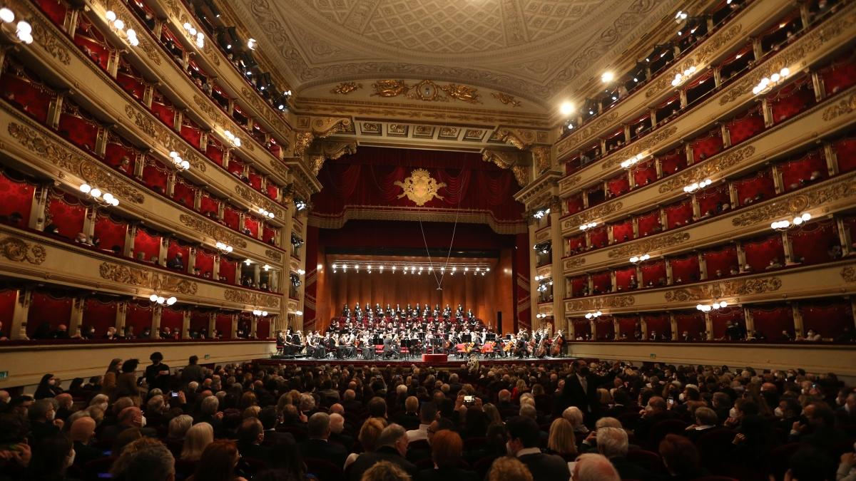 Il galateo teatrale, l’«estetica» della Scala per arginare gli eccessi: spettatori last minute e cattivo gusto