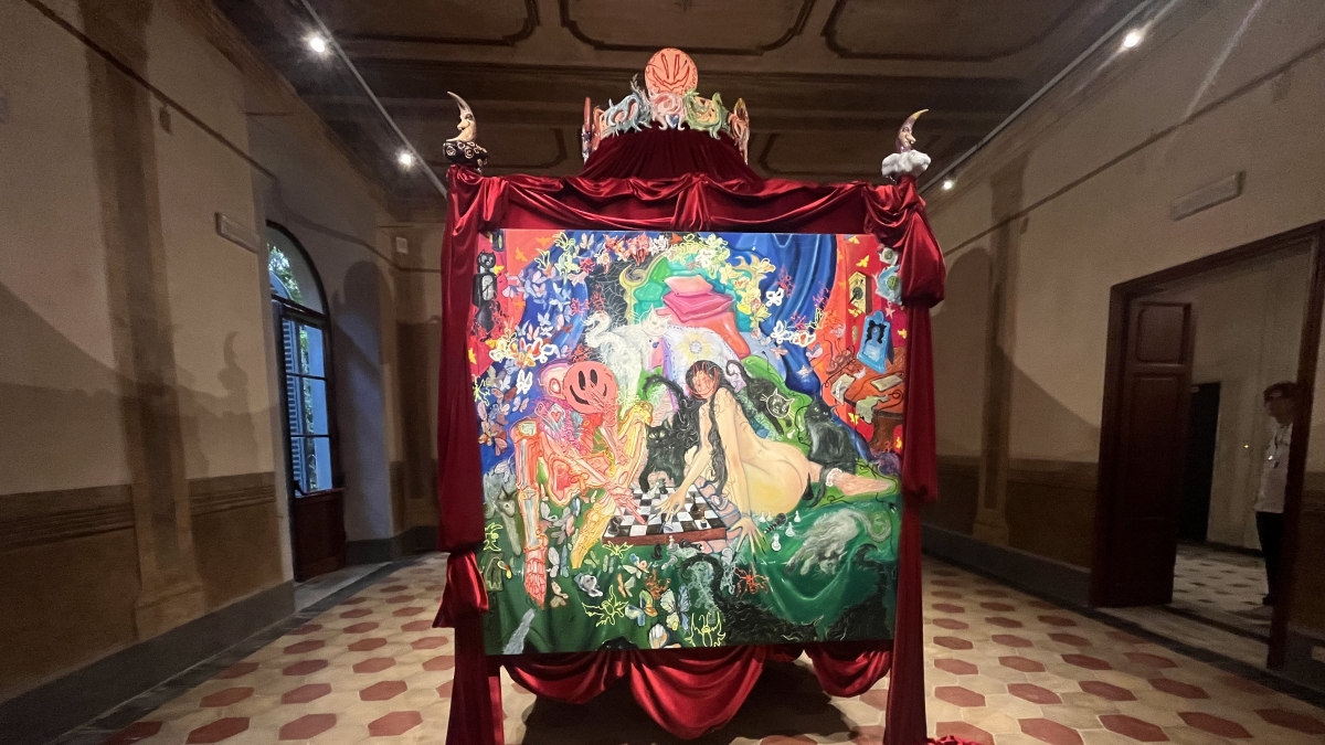 Alla Versiliana, Marinella Senatore, con le sue luminarie colorate, accende un faro sugli artisti emergenti