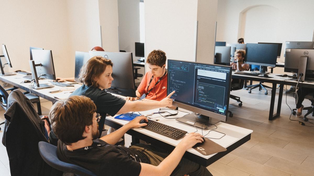 Firenze, tra i banchi dei nuovi informatici dove si impara senza insegnanti: «Qui impari ad essere responsabile di te stesso»