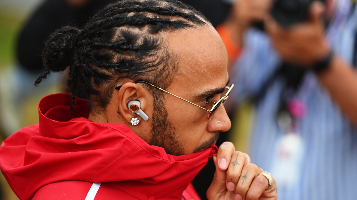 Delusione Ferrari a Silverstone, Hamilton: «La macchina peggiore che abbia mai guidato». E la scelta di Leclerc...
