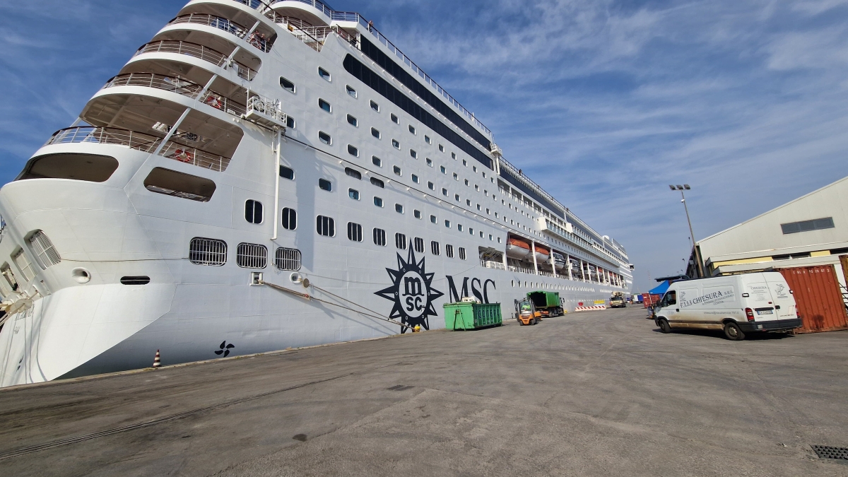 Attacco all'Iran, 52 aretini in crociera e 4 studenti di Follonica bloccati a Dubai: chiusi porti e aeroporti