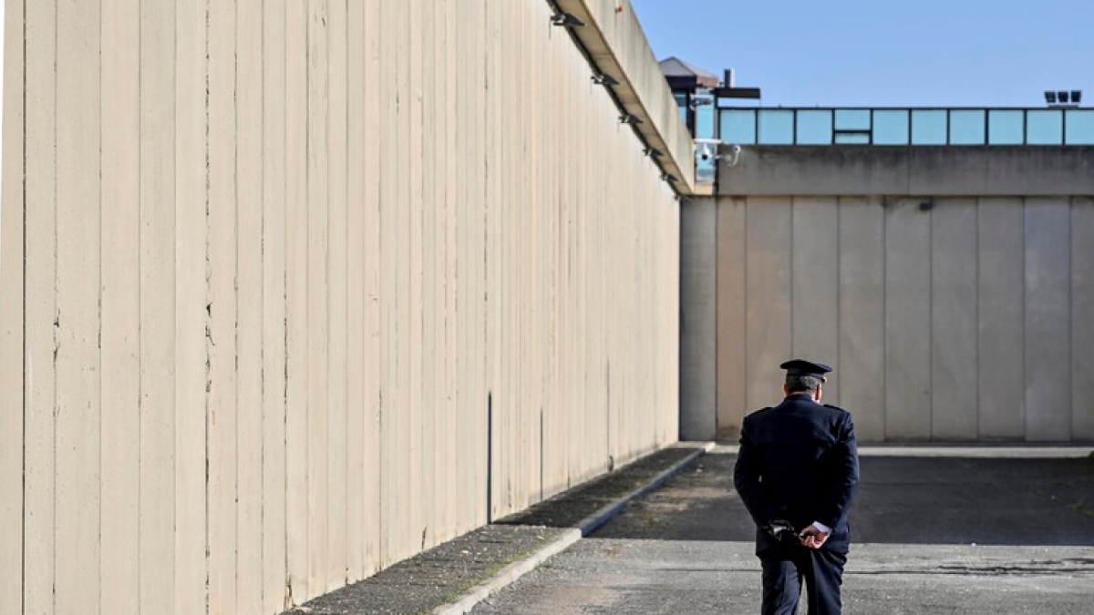 I detenuti di San Vittore e il caldo insopportabile in cella: «Anche l'ora d'aria è un inferno. I ventilatori? Li comprano i volontari»