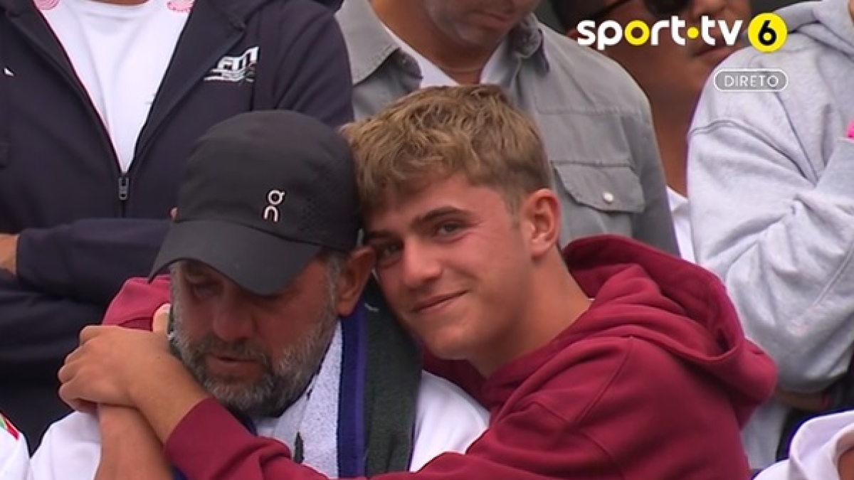 Cobolli ai quarti di Wimbledon, il papà Stefano e il fratello in lacrime in tribuna