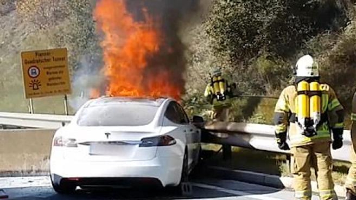 Il lato oscuro dell'Autopilot di Tesla in quattromila denunce: frenate a 100 km/h, accelerate improvvise contro il guardrail