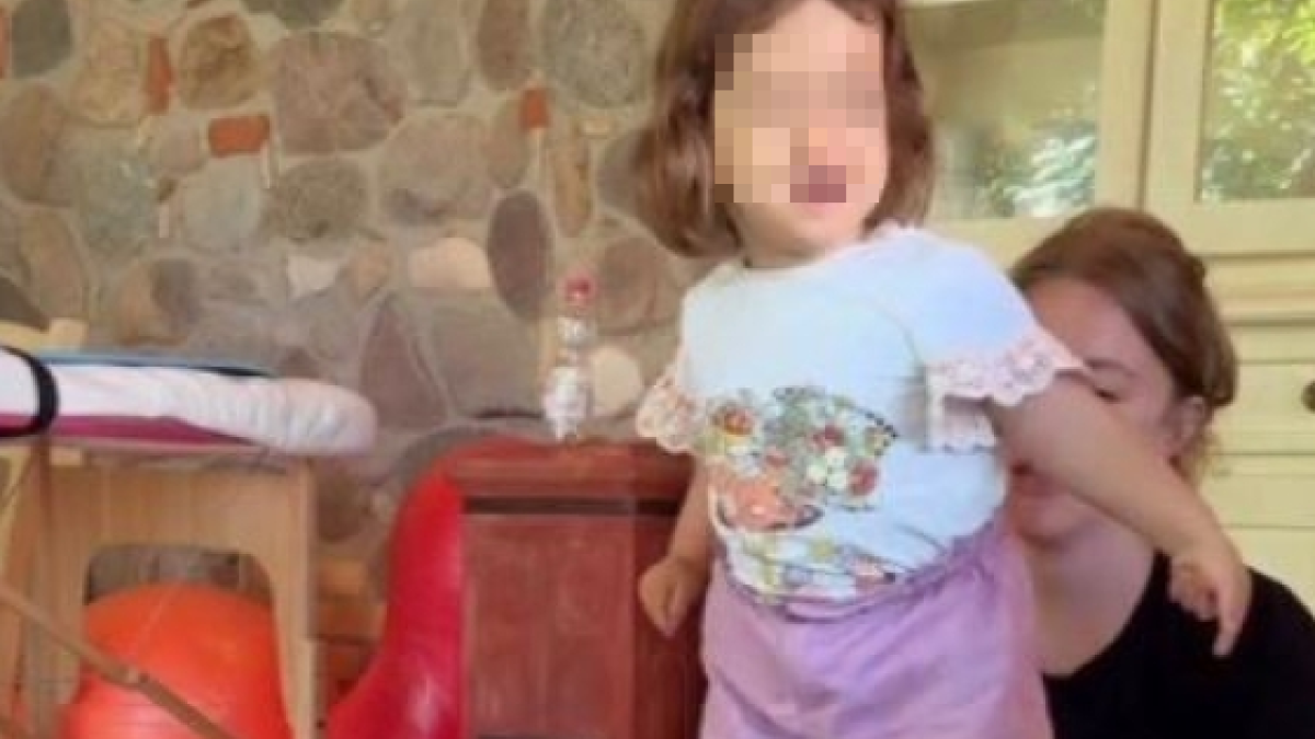 Per curare la piccola Vera i genitori fanno arrivare i fisioterapisti dall'estero e li condividono con altre 24 famiglie