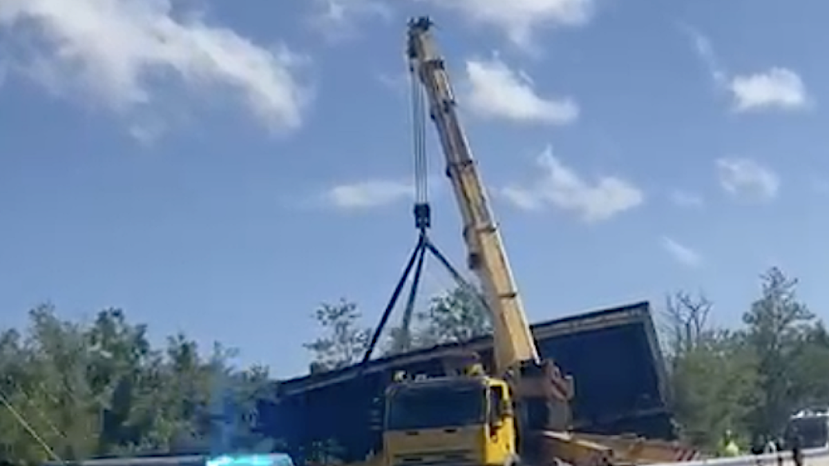 Castel di Decima, via Pontina bloccata per un incendio e il ribaltamento di un tir. File e deviazioni