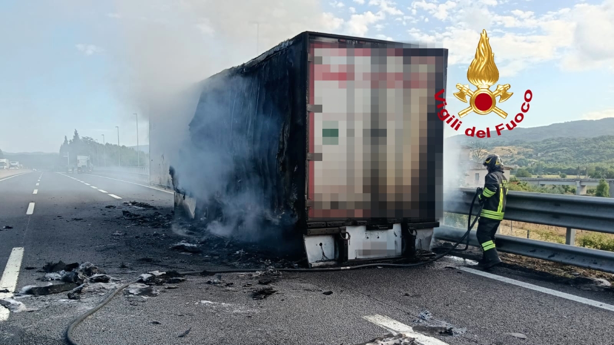 Tir in fiamme in A1 e autostrada chiusa verso sud: Italia spezzata in due all'altezza di Reggello