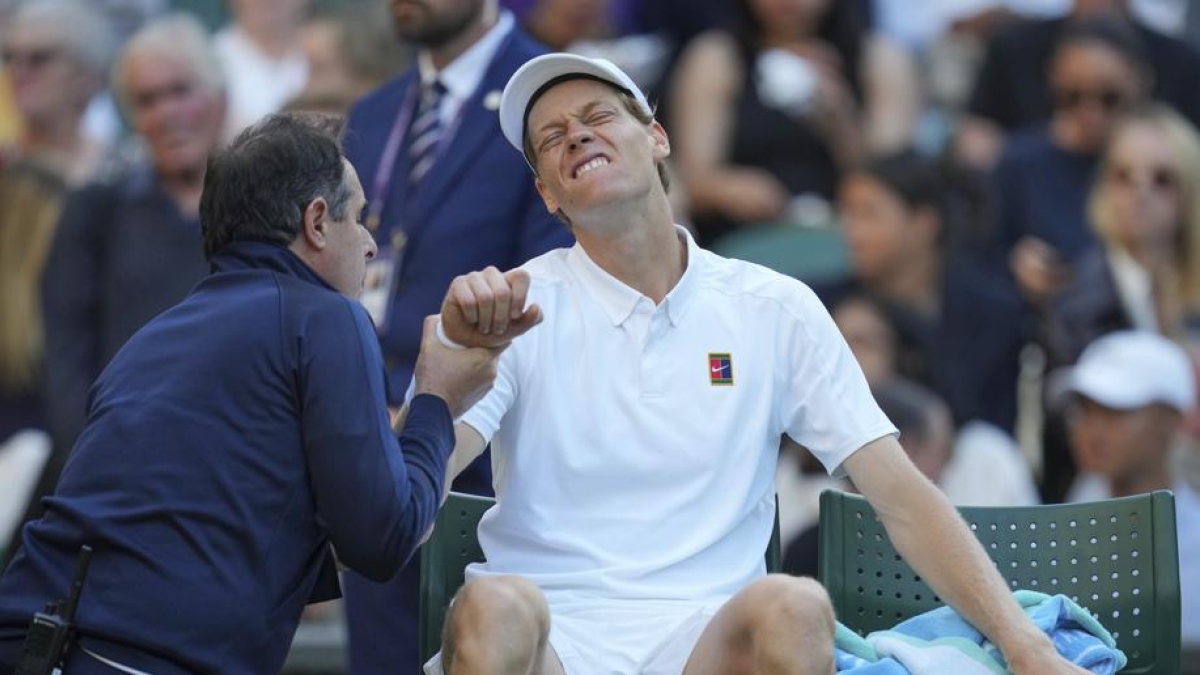 Come sta Sinner dopo l'infortunio al gomito a Wimbledon: giocherà contro Shelton?