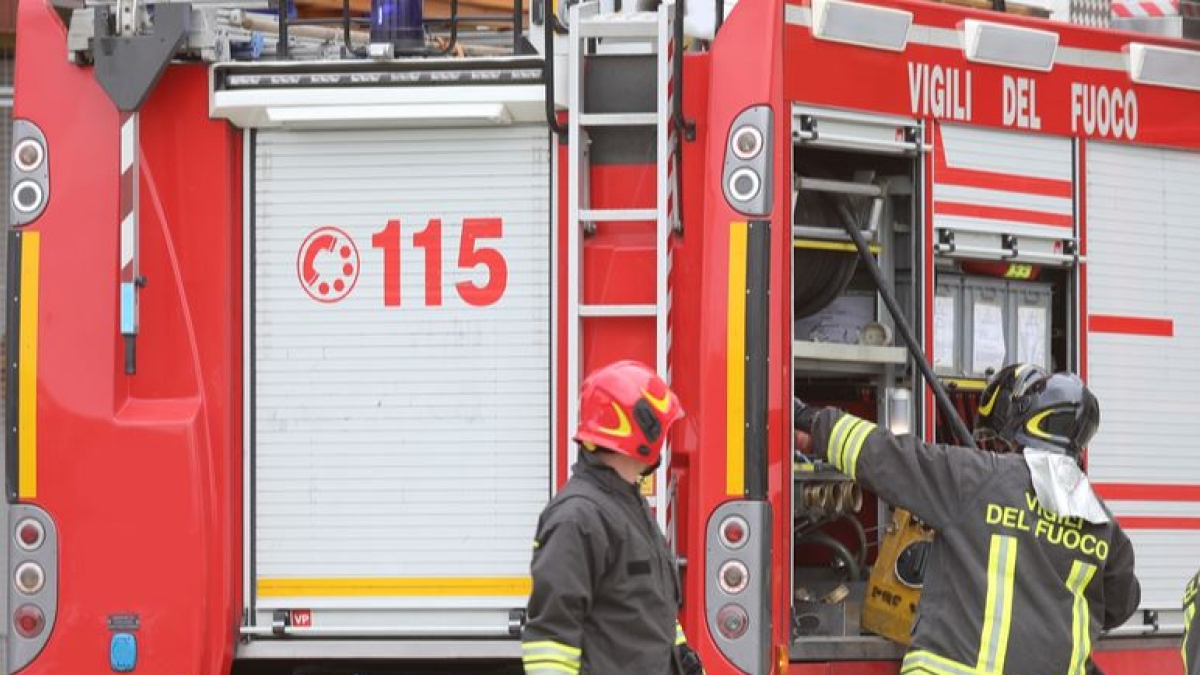 Prato, incendio in un'azienda tessile di Vaiano: ingenti danni allo stabilimento. La Procura apre un inchiesta
