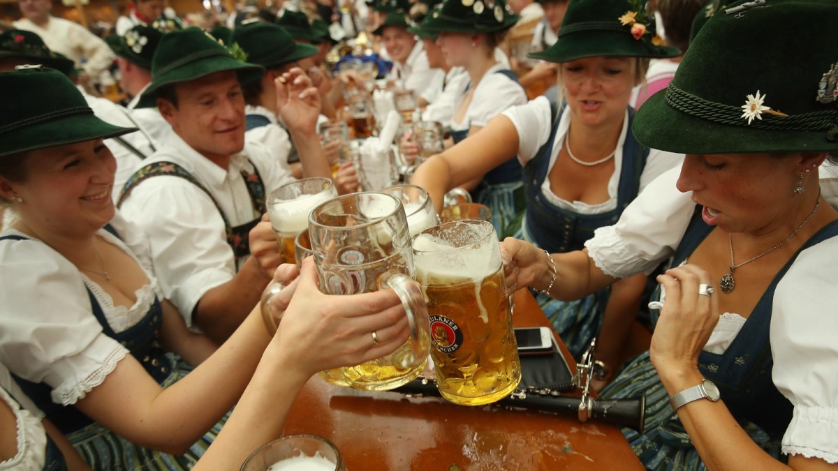 Birra, crollano i consumi in Germania: identità culturale in crisi, scatta l’allarme per 1.500 birrifici