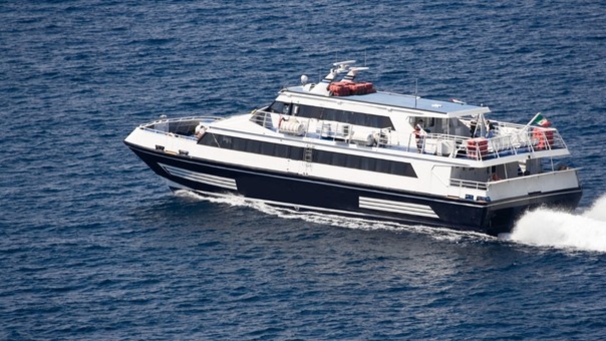 Capri, 63enne minaccia con un coltello l'equipaggio perché il traghetto parte in ritardo