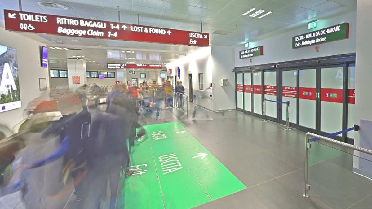 Morto risucchiato dal motore dell'aereo, come è entrato in pista: tutti i punti deboli dell'aeroporto | Chi era Andrea Russo