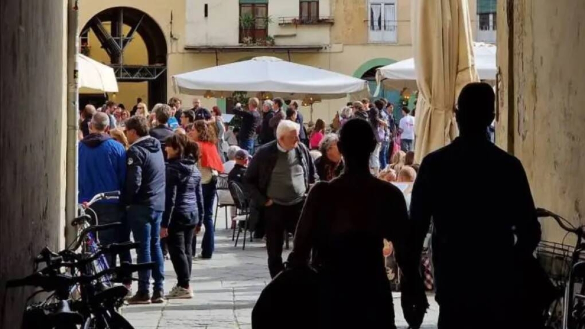 Lucca, bar e ristoranti troppo invasivi con i turisti: il Comune vieta i buttadentro. Multe e revoca della licenza per chi sgarra