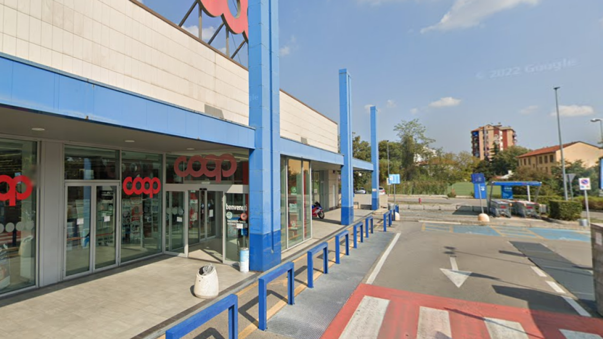 Cormano, ragazzo accoltellato per rapina fuori dal centro commerciale: 16enne arrestato per tentato omicidio