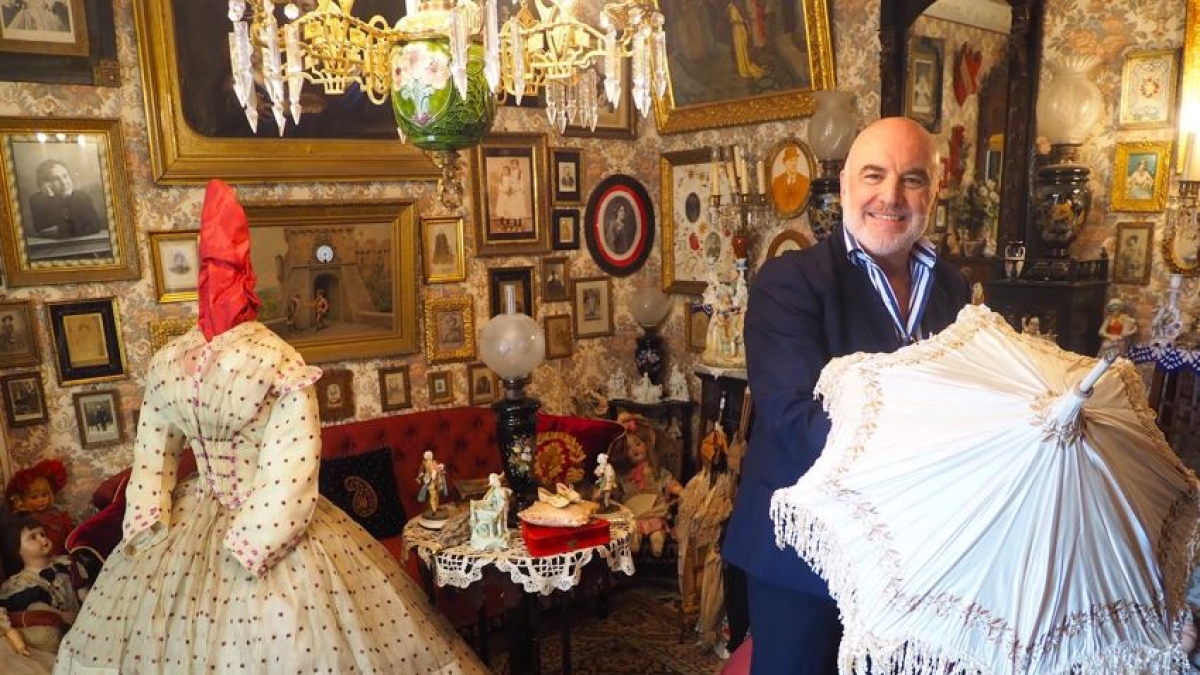 Il sindaco dei ventagli (e degli oggetti perduti) «Ecco la mia casa museo»