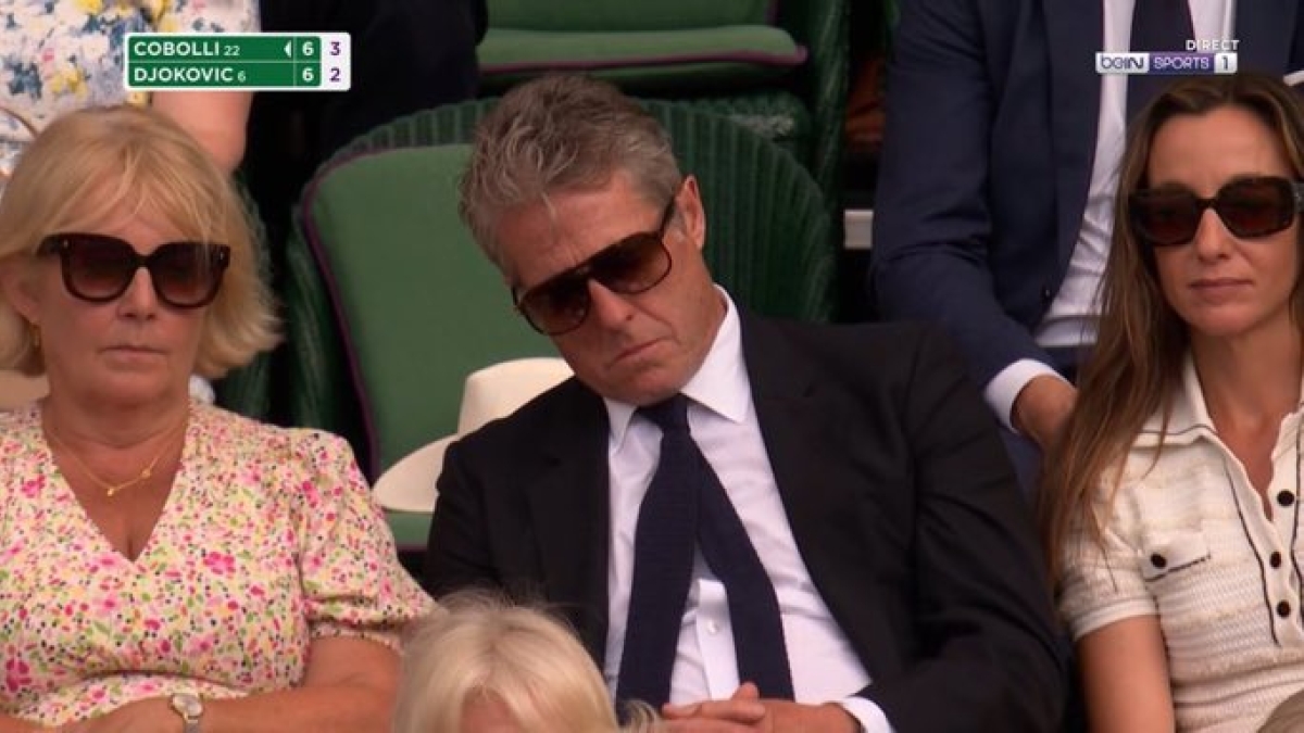 Hugh Grant, che figuraccia: si addormenta durante Cobolli-Djokovic, l'attore si perde il tiebreak vinto dall'azzurro