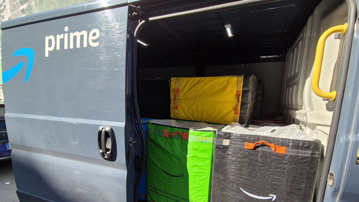 Amazon, giornata con un corriere durante il Prime day: «Una consegna ogni 3 minuti. La pipì? Sul furgone per risparmiare tempo»