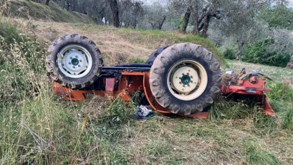 Trattore si ribalta, morto a Teano agricoltore di 67 anni