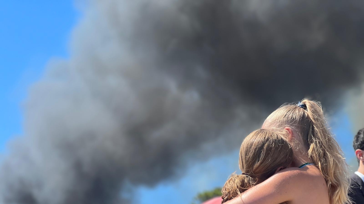 Incendio a Roccamare, botti e fiamme nere nel campeggio e in pineta: 600 evacuati, tra loro anche Rosy Bindi
