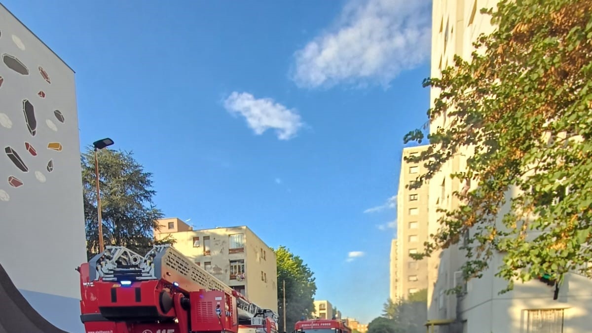 Incendio nella Torre 3 di Tor Bella Monaca: evacuati 72 appartamenti. Oltre 350 persone senza casa