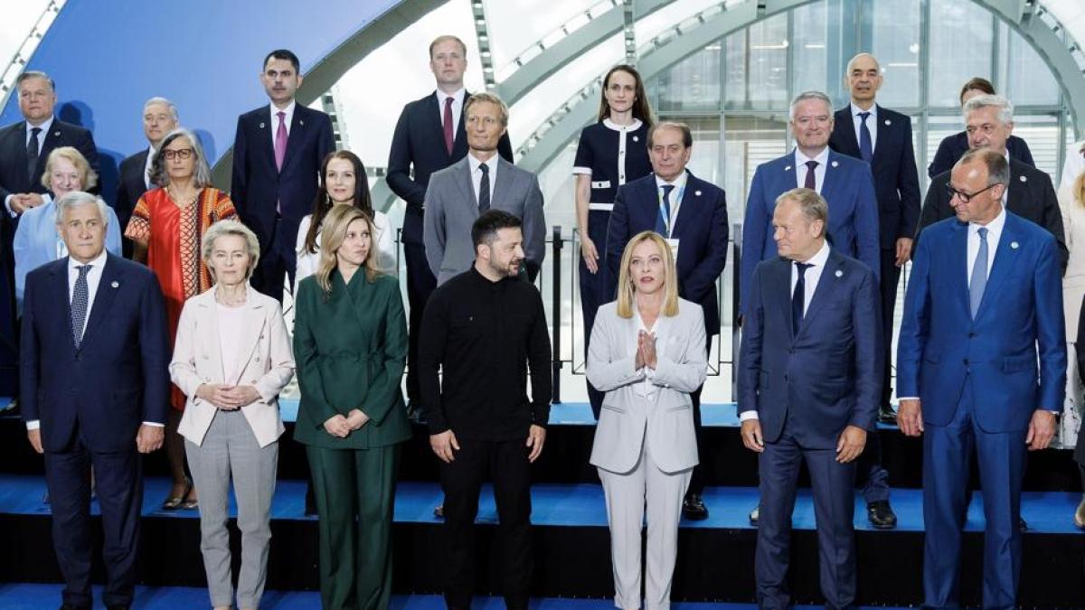 Mattarella: «L’Ucraina non è sola». Impegni per 10 miliardi, Meloni: "Pressioni su Mosca" Trump invia a Kiev 300 milioni in munizioni Mattarella: «L’Ucraina non è sola». Impegni per 10 miliardi, Meloni: "Pressioni su Mosca" Trump invia a Kiev 300 milioni in munizioni