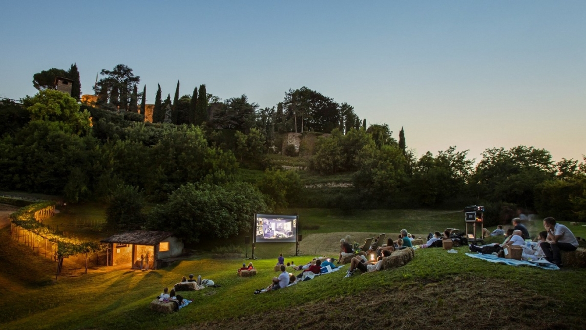 Palazzo Moroni Città Alta: estate con film d'autore nel parco, aperitivi e osservazione delle stelle