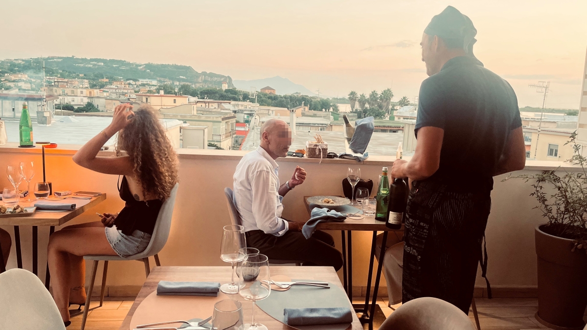 «Home», cucina flegrea con vista sul Fusaro e su Ischia Ottimo il fish & chips local, con il sarago al posto del merluzzo