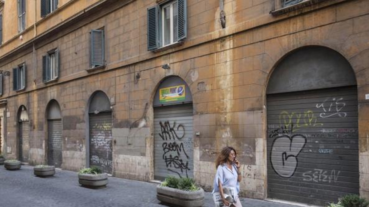 Milano, i negozi chiudono e gli abitanti si spostano: esiste una ricetta contro la «londrizzazione» dei prezzi? La palla passa (davvero) alla politica