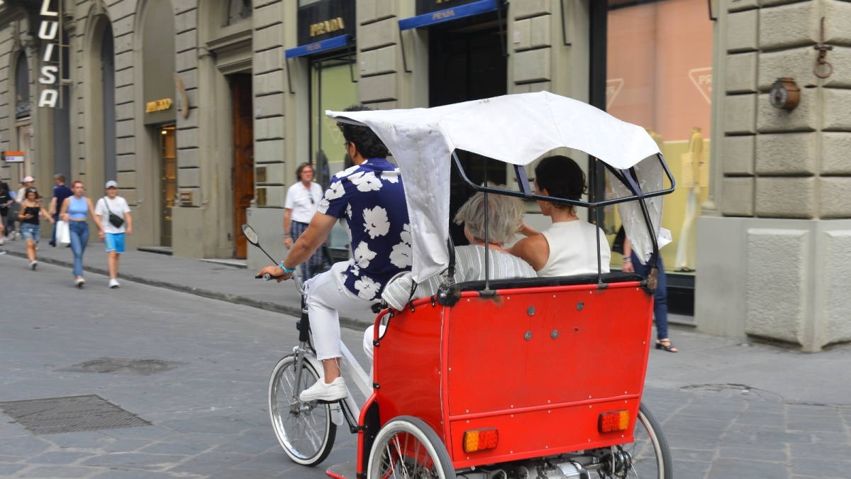 Firenze, autista del risciò (vietato) beccato in Duomo: era un imbianchino