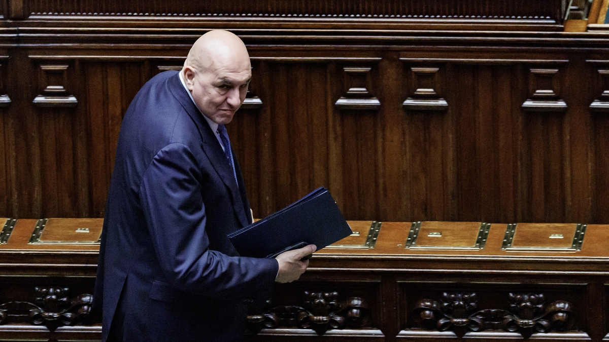 Le regole per l’Intelligenza artificiale e il derby tra Crosetto e Mantovano