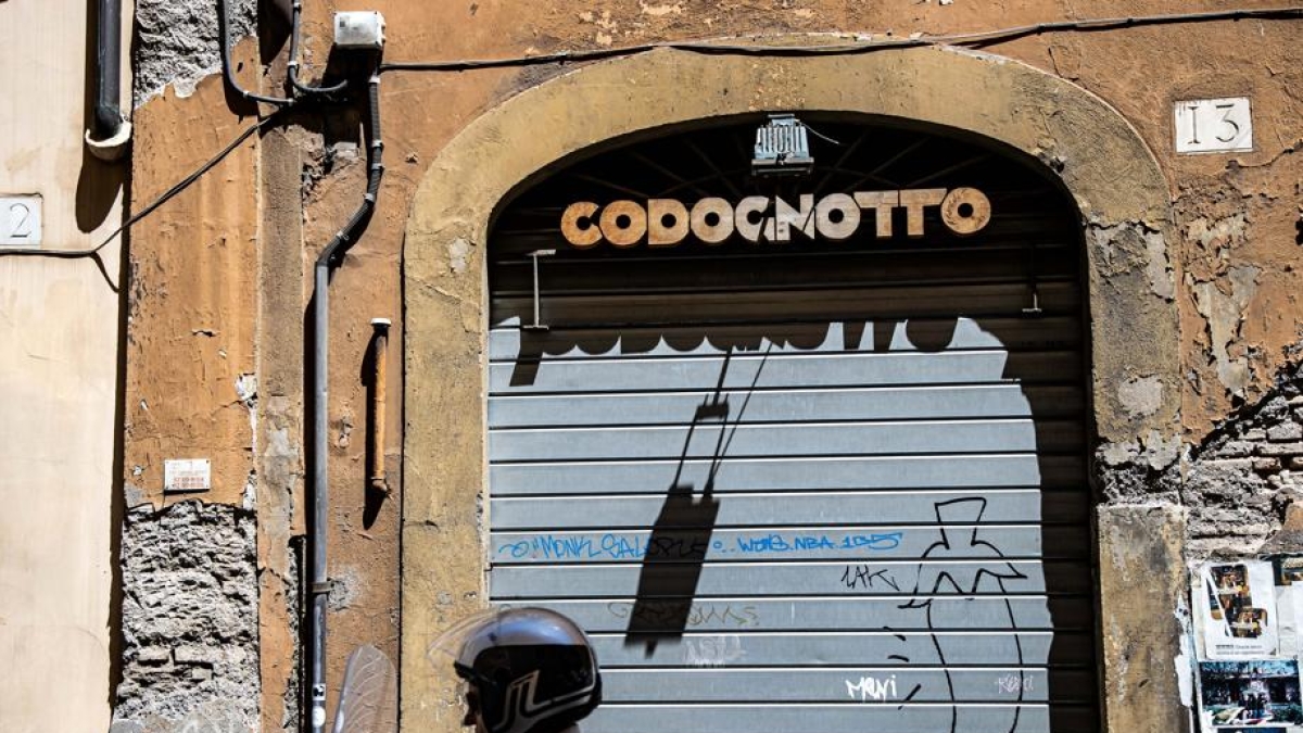 Roma, Ferdinando Codognotto in via dei Pianellari, sotto sfratto lo scultore del legno: «Fatemi restare nella bottega»