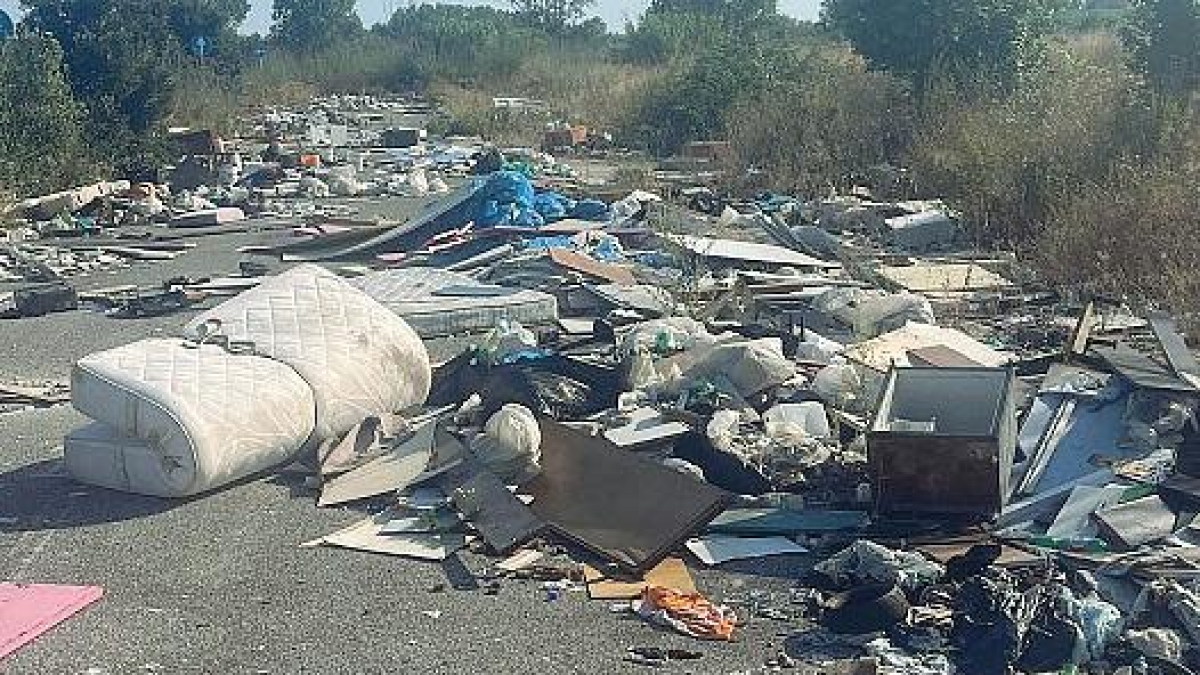 Rifiuti alla Fiera di Roma, l’Ama prepara il conto: ripulire le discariche costerà 300mila euro