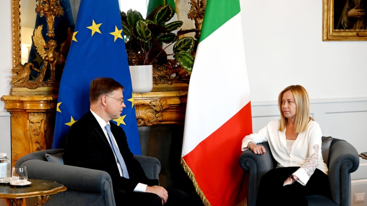 Meloni, il videocollegamento con Kellogg con i Volenterosi e il disgelo fra Roma e Parigi: le aperture (e i nodi) sull'Ucraina