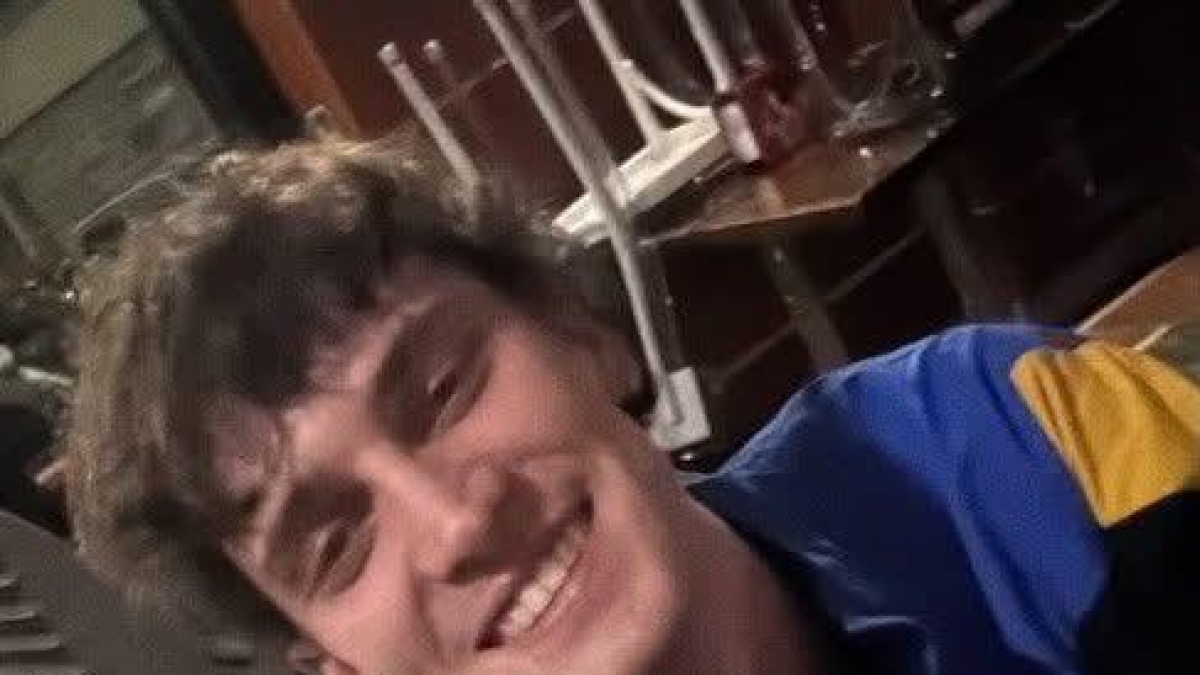 Alessandro Nebbiolini morto a Corsico: è uscito di strada ed è caduto con l'auto nel Naviglio dopo la serata con gli amici. Oggi avrebbe compiuto 24 anni