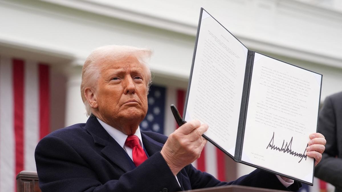 Dazi, la lettera di Trump all’Ue: tariffe al 30% dal primo agosto. E attacca: «Se reagite, il vostro aumento verrà aggiunto alla cifra» Dazi, la lettera di Trump all’Ue: tariffe al 30% dal primo agosto. E attacca: «Se reagite, il vostro aumento verrà aggiunto alla cifra»