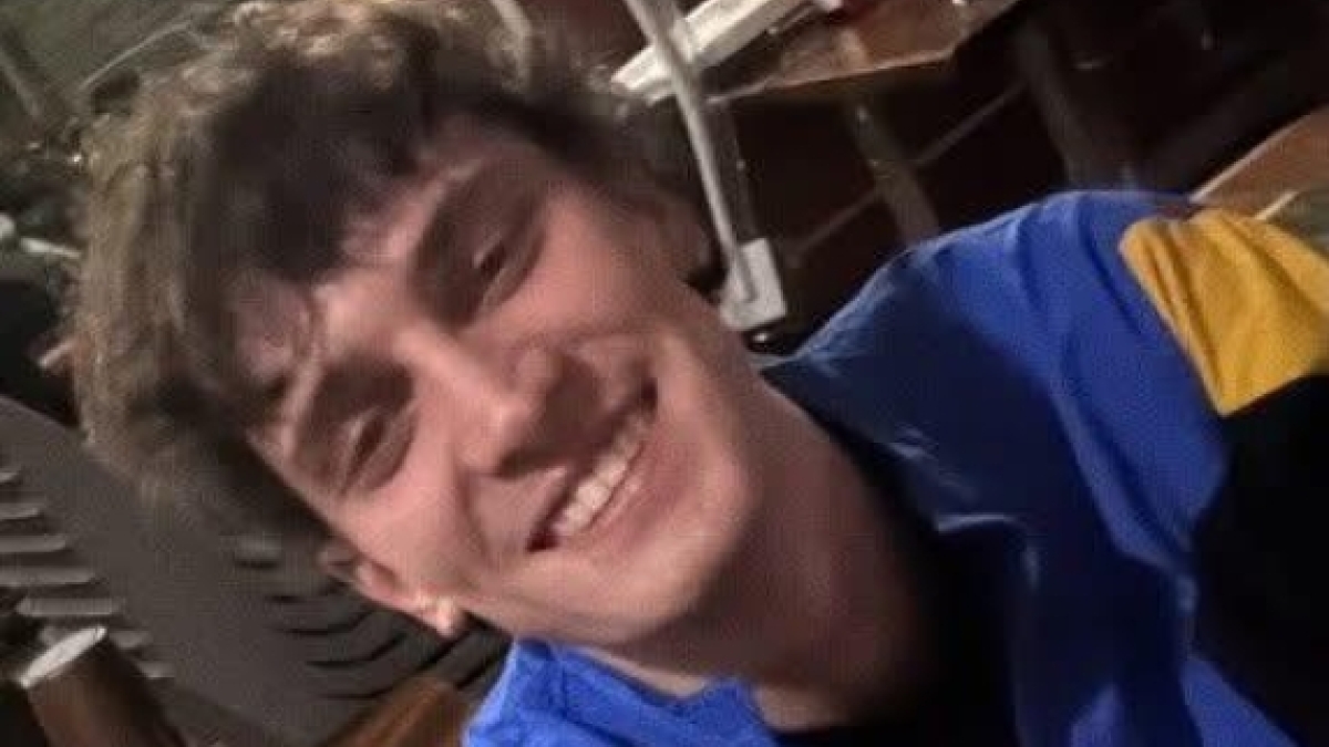 Alessandro Nebbiolini morto a 24 anni con l'auto nel Naviglio nel giorno del compleanno, il papà: «Vado lo stesso alla sua festa per ricordarlo»